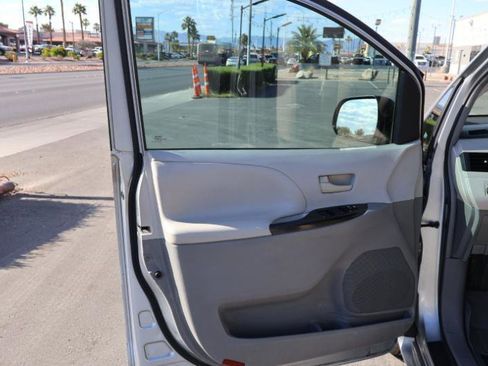 Used 2013 Toyota Sienna LE w/ Towing Pkg FWD image 10
