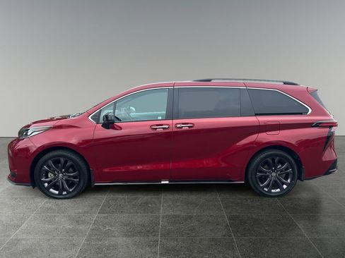 Used 2024 Toyota Sienna XSE FWD image 6