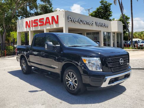 Certified 2024 Nissan Titan SV w/ SV Convenience Package image 3