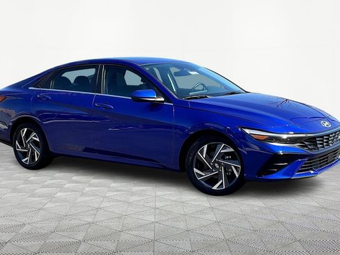 Used 2025 Hyundai Elantra SEL image 3