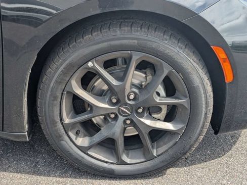 Used 2025 Chrysler Pacifica Limited FWD image 11