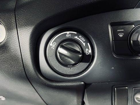 Used 2022 Nissan Frontier PRO-4X w/ Technology Package image 28