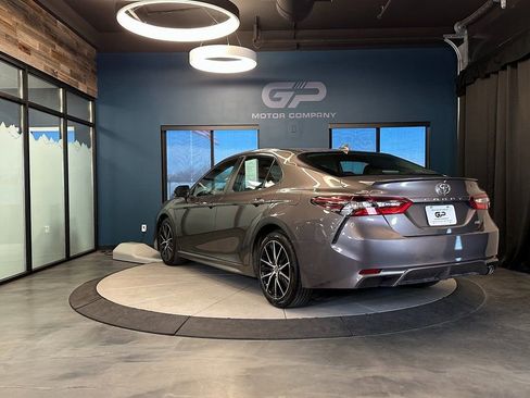 Used 2022 Toyota Camry SE image 5