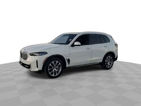 Used 2025 BMW X5 xDrive50e image 4