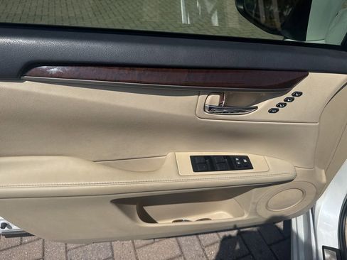 Used 2014 Lexus ES 350 w/ Luxury Package FWD image 10