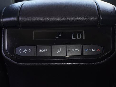 Used 2023 Toyota Highlander XLE FWD image 13