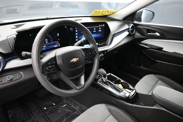 Used 2025 Chevrolet Trax LT FWD image 19
