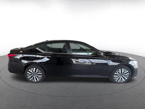 Used 2025 Nissan Altima 2.5 SV FWD image 16