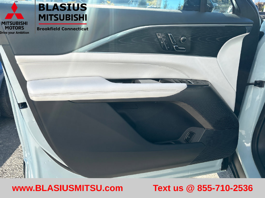 Used 2024 Cadillac Lyriq Luxury AWD/4WD image 16