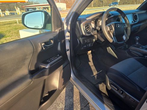 Used 2023 Toyota Tacoma TRD Off-Road w/ Technology Package image 6