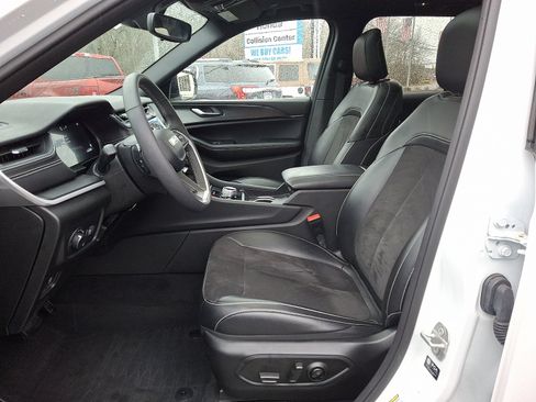 Used 2023 Jeep Grand Cherokee Altitude image 8