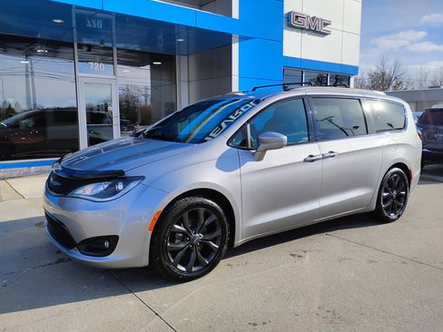 Used 2020 Chrysler Pacifica Touring-L w/ S Appearance Package image 28