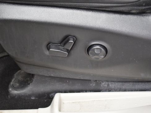Used 2023 Chrysler Pacifica Touring-L FWD image 14