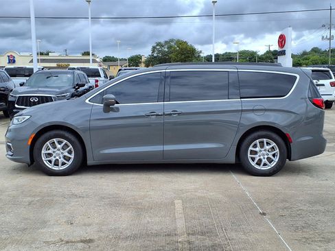 Used 2022 Chrysler Pacifica Touring-L FWD image 6