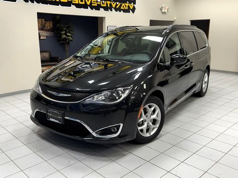 Used 2017 Chrysler Pacifica Touring-L w/ Tire & Wheel Group image 1