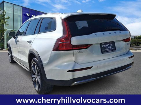 Certified 2025 Volvo V60 B5 Cross Country Plus image 5