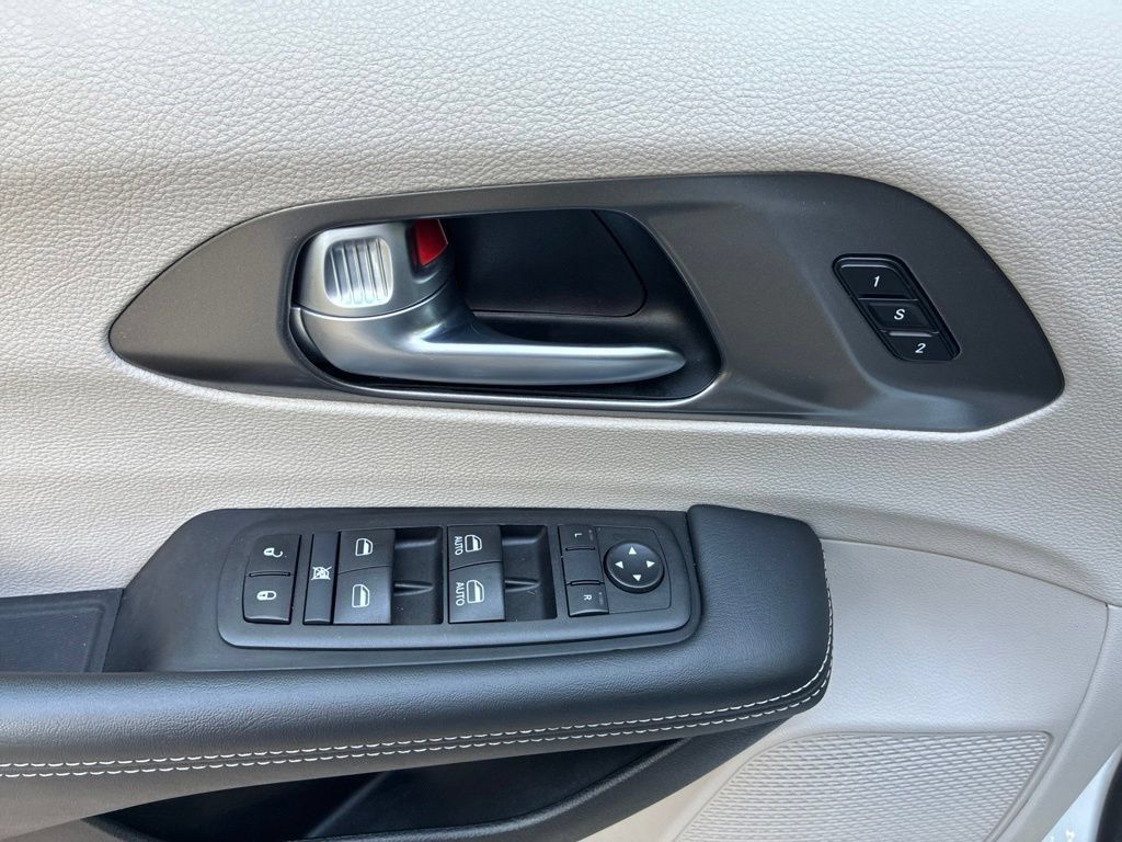 Used 2024 Chrysler Pacifica Touring-L FWD image 20