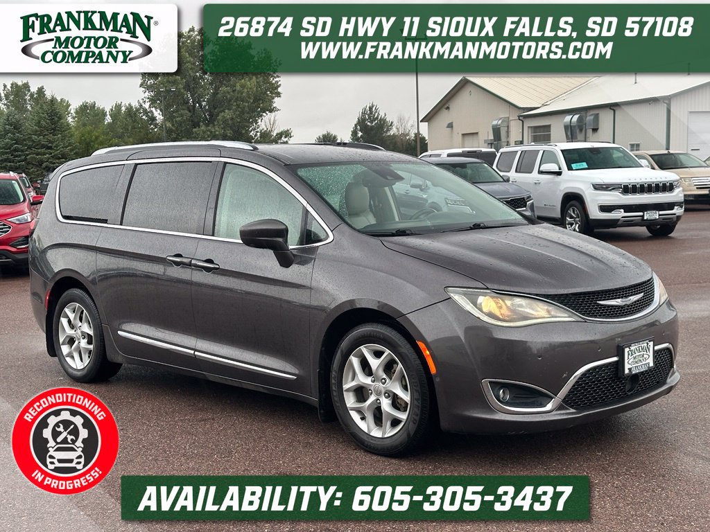 Used 2018 Chrysler Pacifica Touring-L Plus FWD image 1