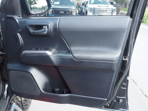 Used 2018 Toyota Tacoma TRD Off-Road AWD/4WD image 22