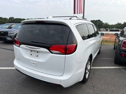 Used 2017 Chrysler Pacifica Touring-L Plus w/ Tire & Wheel Group FWD image 3