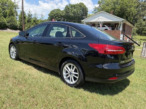 Used 2016 Ford Focus SE FWD image 2