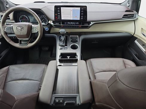Used 2024 Toyota Sienna Platinum image 10