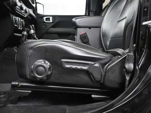 Used 2019 Jeep Wrangler Unlimited Sahara image 22