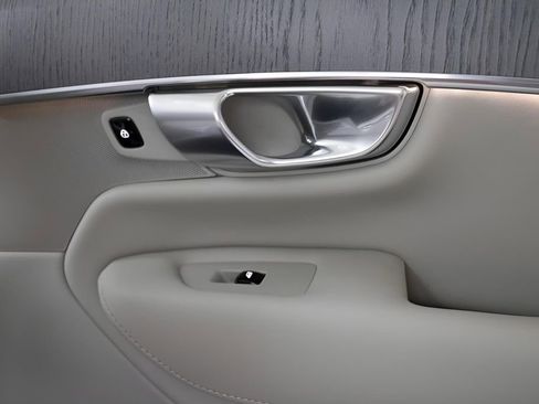 Certified 2025 Volvo XC90 T8 Plus w/ Protection Package Premier image 34