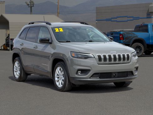 Used 2022 Jeep Cherokee Latitude Lux w/ Mopar Interior Package FWD image 7