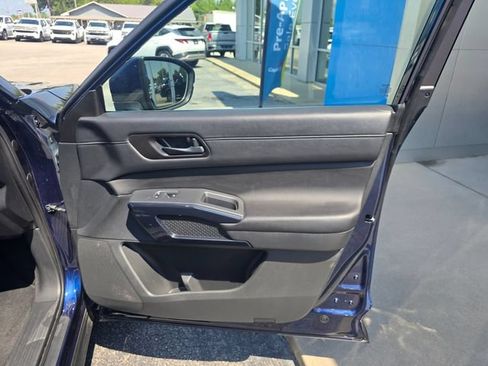 Used 2025 Nissan Pathfinder SV AWD/4WD image 46