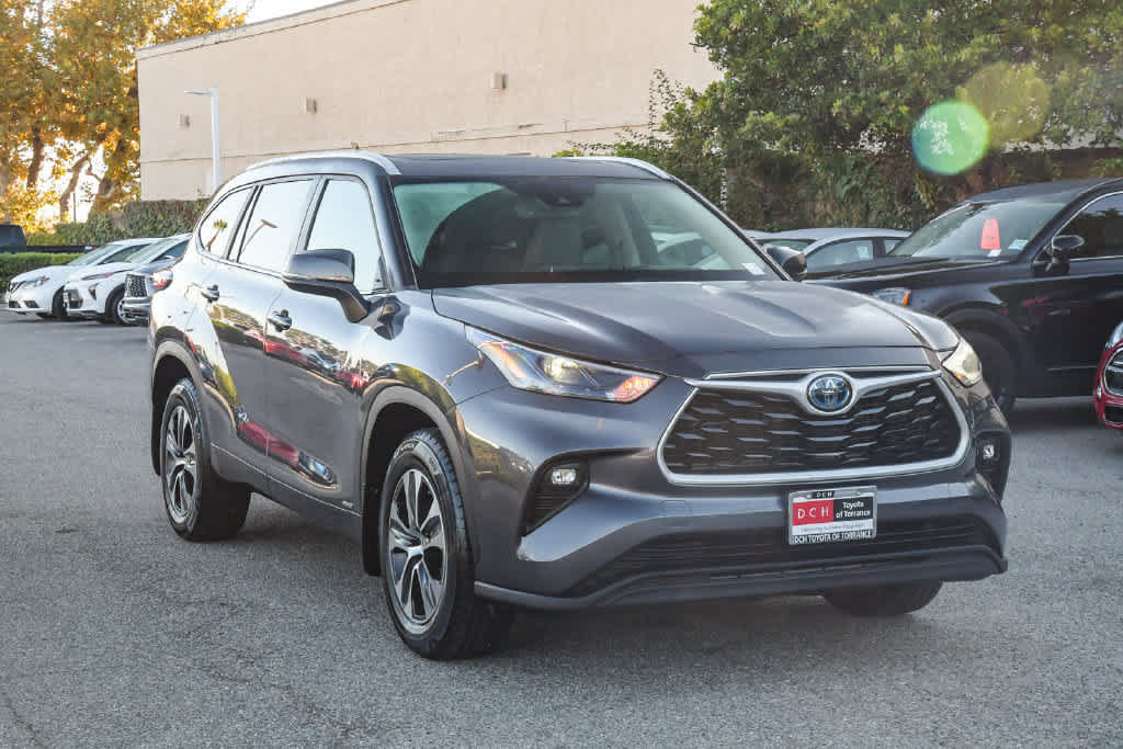 Certified 2023 Toyota Highlander XLE AWD/4WD image 3