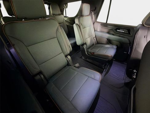 Certified 2025 GMC Yukon AT4 w/ AT4 Premium Package AWD/4WD image 28