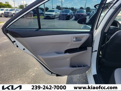 Used 2016 Toyota Camry SE w/ Moonroof Package FWD image 14