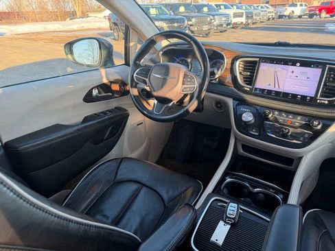 Used 2022 Chrysler Pacifica Limited AWD/4WD image 25