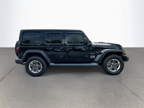 Used 2018 Jeep Wrangler Unlimited Sahara AWD/4WD image 3