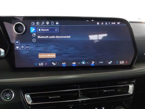 Used 2024 Chevrolet Traverse LT FWD image 21