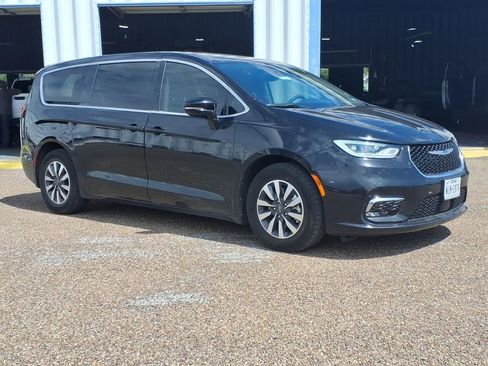 Used 2024 Chrysler Pacifica Limited FWD image 6