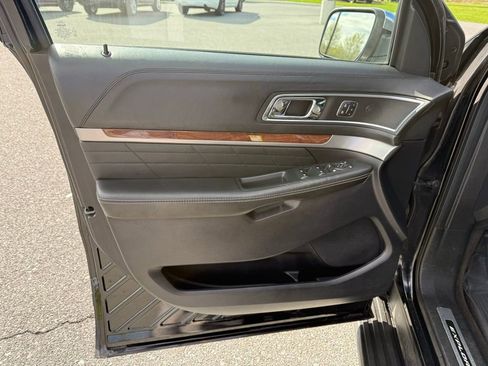 Used 2018 Ford Explorer Platinum image 11