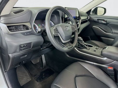 Used 2024 Toyota Highlander XLE image 9