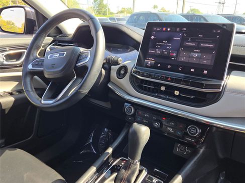 Certified 2022 Jeep Compass Limited image 8