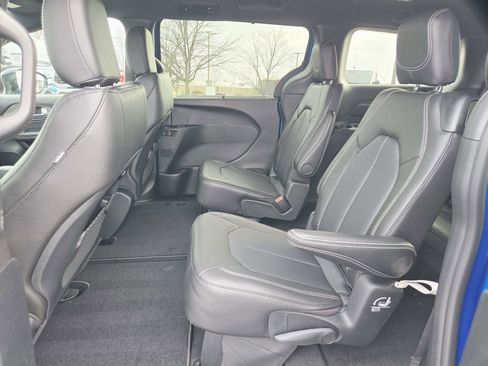 New 2026 Chrysler Pacifica Select w/ S Appearance Package image 12