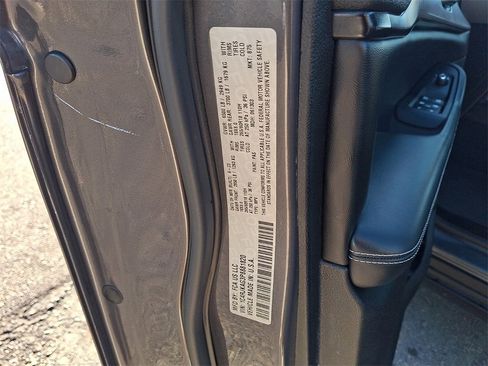 Used 2023 Jeep Grand Cherokee L Laredo image 27