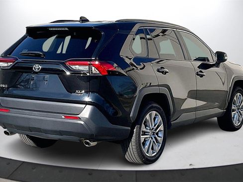 Used 2022 Toyota RAV4 XLE Premium image 9