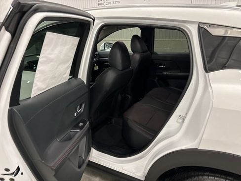 New 2025 Nissan Kicks SR image 12