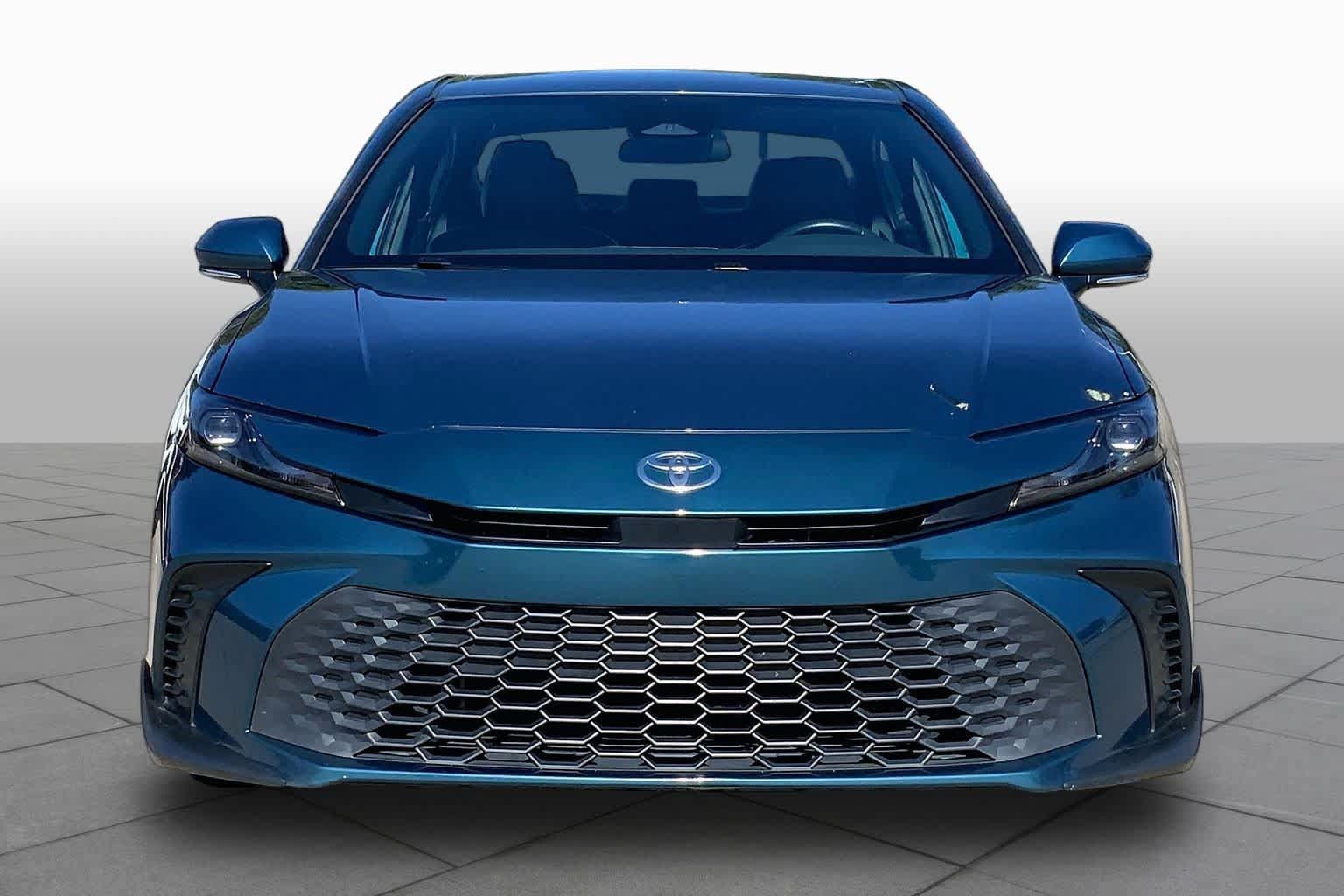Used 2025 Toyota Camry SE FWD image 4