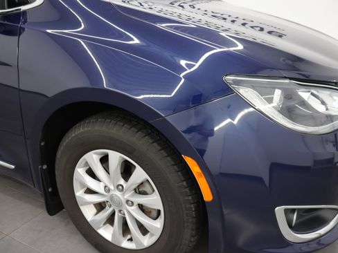 Used 2017 Chrysler Pacifica Touring-L FWD image 24