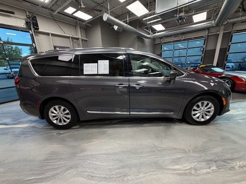 Used 2018 Chrysler Pacifica Touring-L Plus FWD image 28