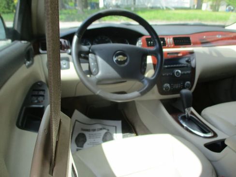 Used 2009 Chevrolet Impala LT w/ Luxury Edition Package FWD image 8