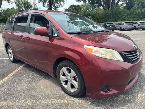 Used 2013 Toyota Sienna LE w/ Towing Pkg FWD image 1