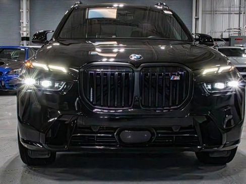 Used 2023 BMW X7 M60i image 3